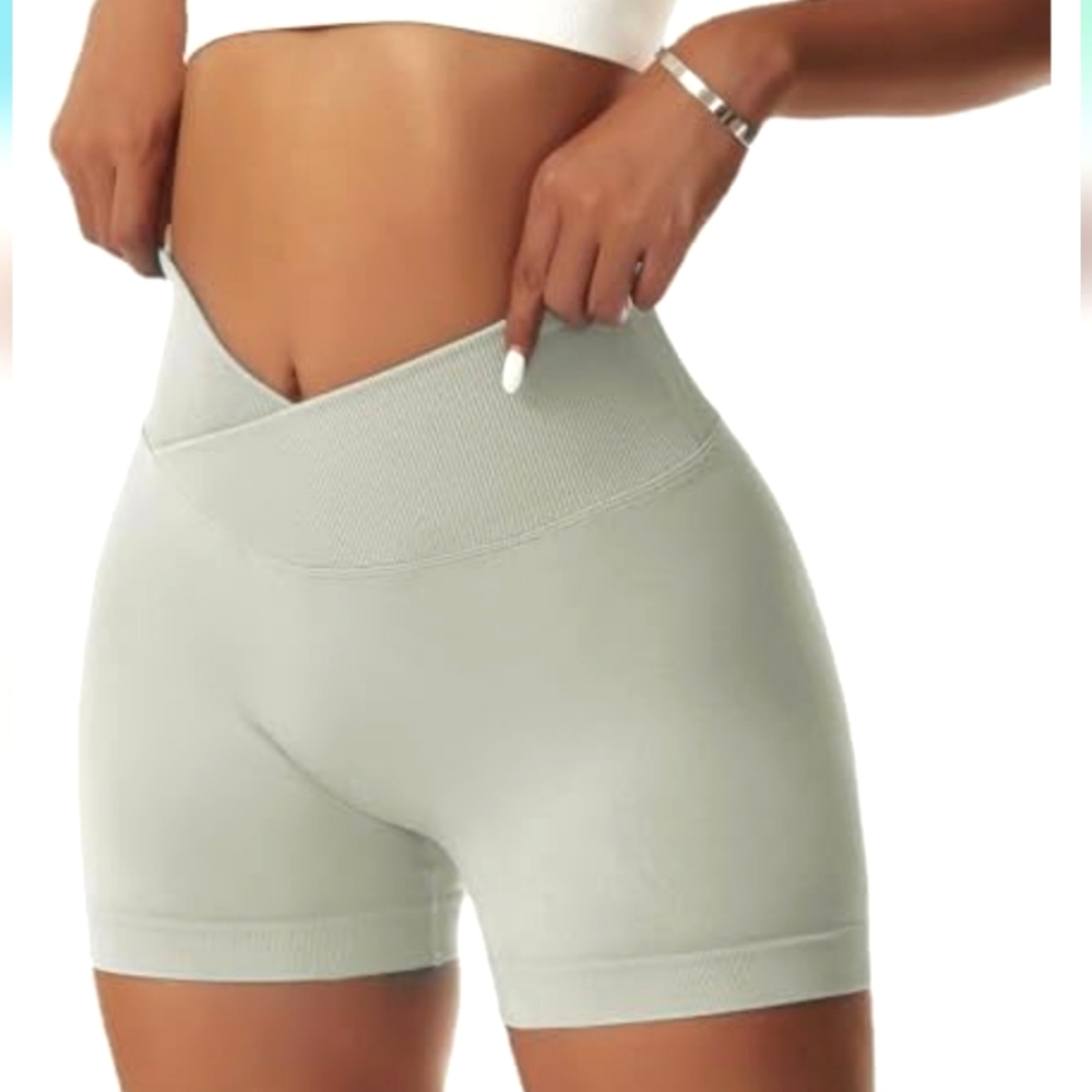 Vertvie V-Cross Scrunch Shorts